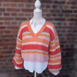 893269 Genser med V-hals og striper