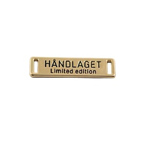 Merke i gullfarget metall. Håndlaget Limited Edition